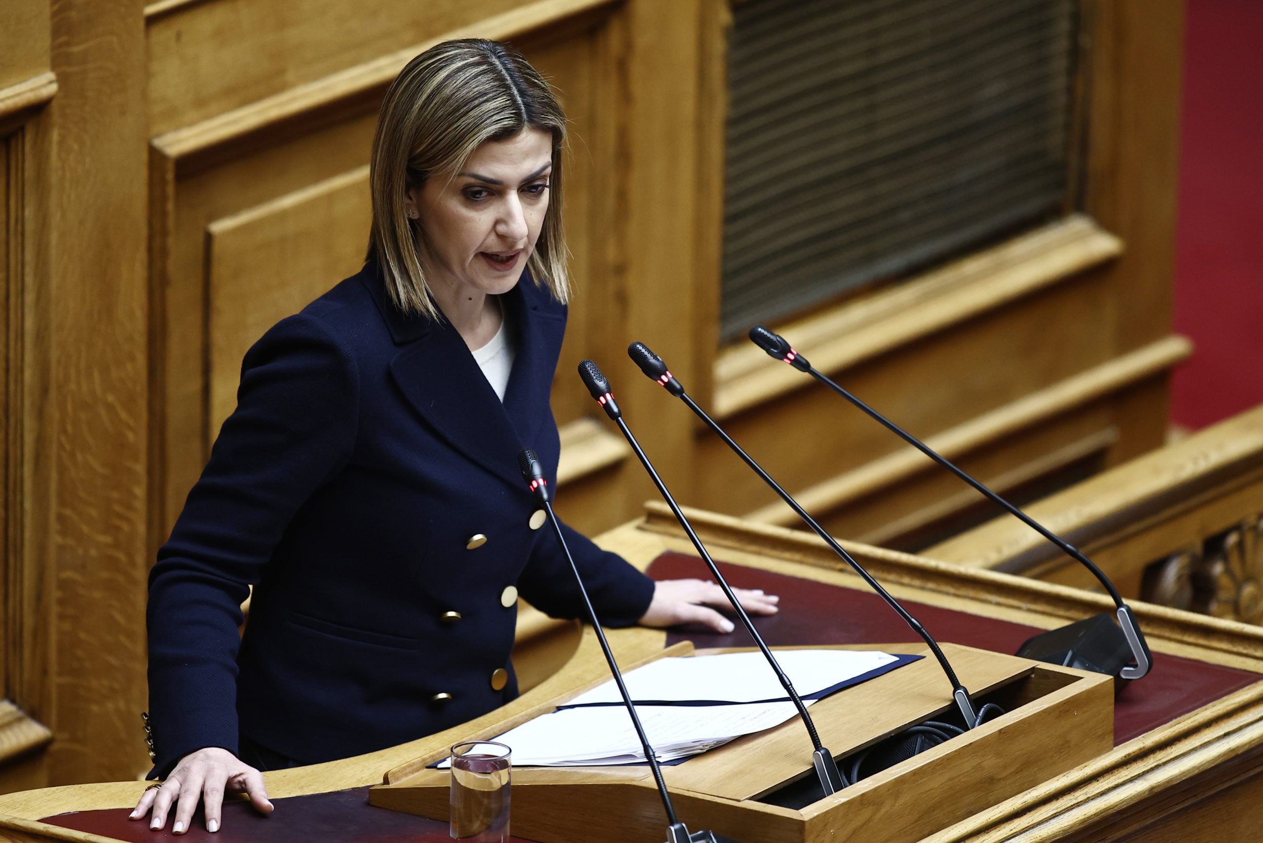 Ειρήνη Αγαπηδάκη: Αδιαθεσία στη Βουλή και μεταφορά σε νοσοκομείο