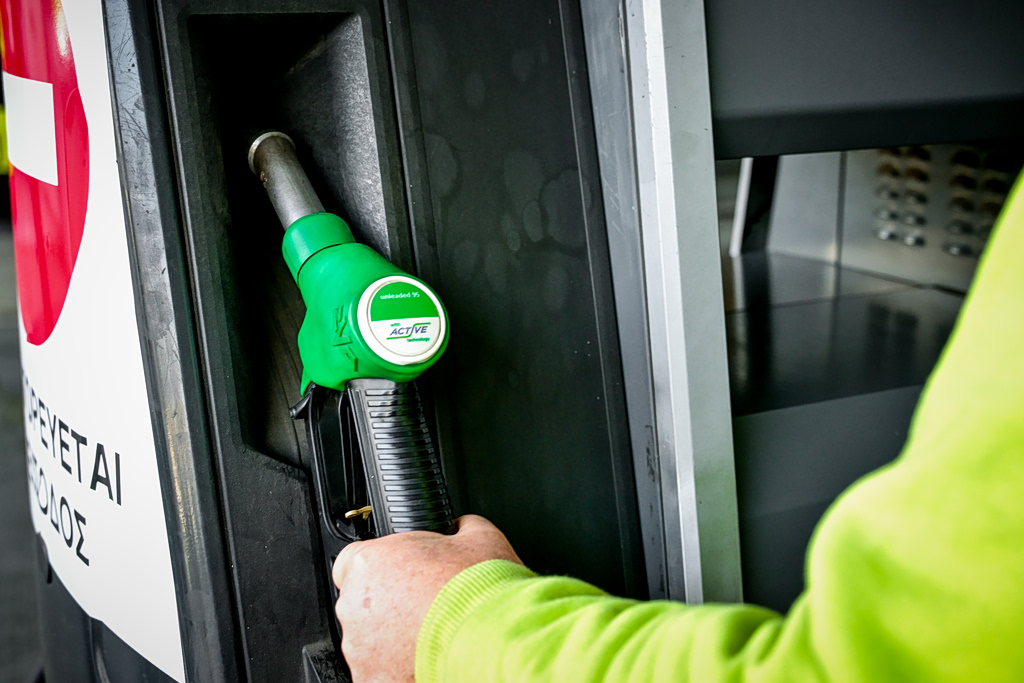 Fuel Pass III: Η κυβέρνηση ενεργοποιεί το πρόγραμμα ενίσχυσης για πάνω από 2,5 εκατ. δικαιούχους