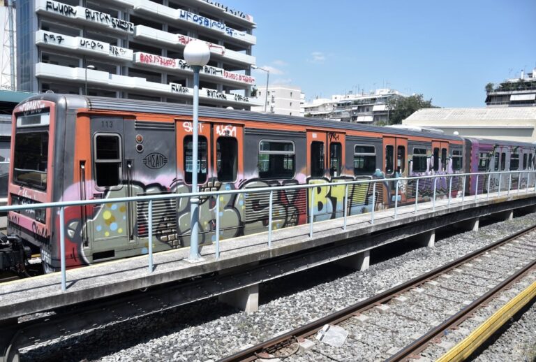 Συρμός του ΗΣΑΠ βγήκε εκτός αποβάθρας στον Άγιο Νικόλαο