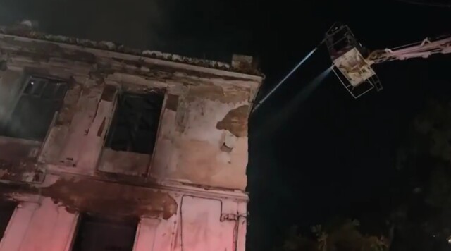 Φωτιά σε εγκαταλελειμμένο κτίριο στο Κουκάκι: Μεγάλη κινητοποίηση της Πυροσβεστικής