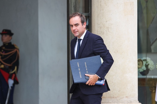 Ο Γάλλος Πρωθυπουργός Αποκλείει Μειώσεις Φόρων στα Καύσιμα