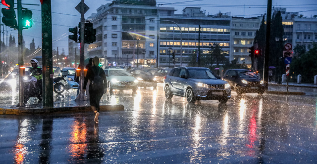 Ξαφνική καταιγίδα στο κέντρο της Αθήνας: Ο καιρός άλλαξε σε λίγα λεπτά