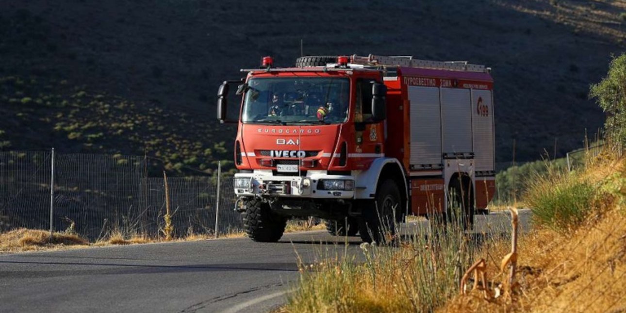 Φωτιά στα Καλύβια: Η μεγάλη κινητοποίηση της Πυροσβεστικής