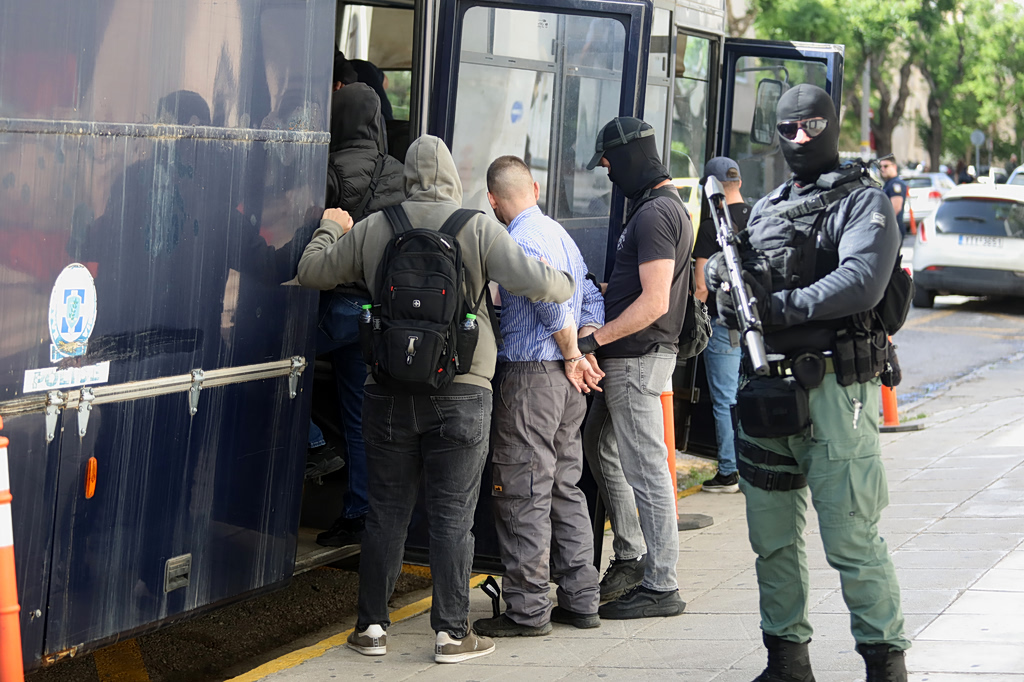 Ληστεία στην Κάτω Τιθορέα: Ποινική δίωξη για 5 κακουργήματα στους 8 συλληφθέντες