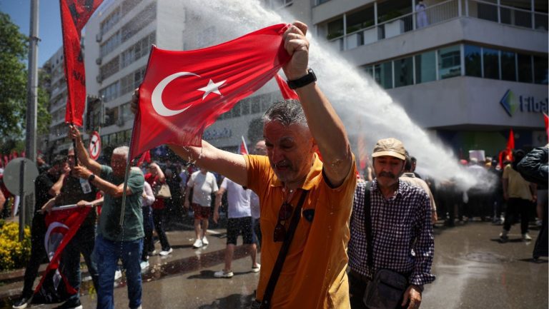 Χιλιάδες υποστηρικτές του Οζγκούρ Οζέλ διαδήλωσαν στην Τουρκία