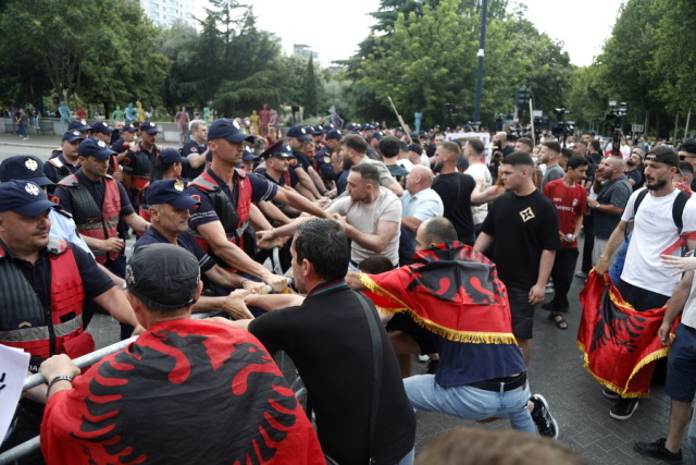Διώξεις σε βάρος Αλβανών διαδηλωτών που αντιδρούν στο τουριστικό σχέδιο Τραμπ