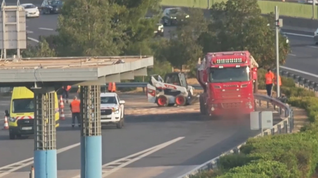 Ατύχημα στην Αττική Οδό: Φορτηγό με μπάζα ανετράπη