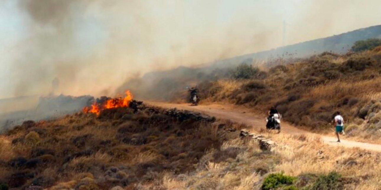 Φωτιά στη Σύρο: Οριοθετήθηκε η πυρκαγιά στην περιοχή Αμπέλα
