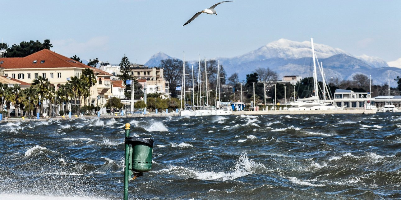 Καιρός: Ζέστη και θυελλώδεις άνεμοι στη χώρα