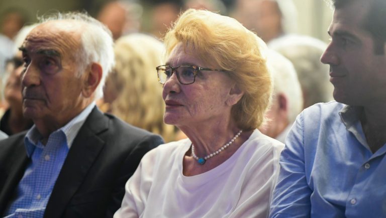 Συναγερμός στο Αττικόν: 92χρονος επιχείρησε να μπει στο δωμάτιο της Μάρως Κοντού με μαχαίρι