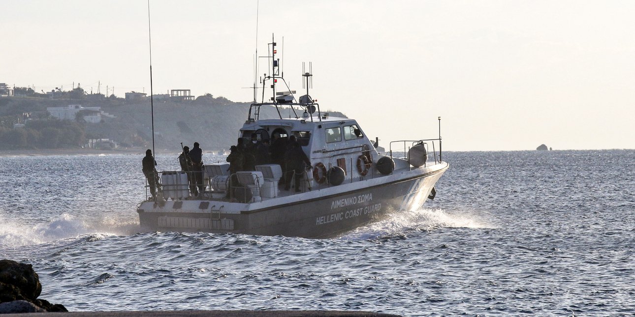 Σύγκρουση τουριστικού σκάφους με αλιευτικό στη Μαρίνα Ζέας
