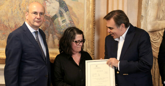 Ο Μαργαρίτης Σχοινάς παρέδωσε στη μητέρα του Βαγγέλη Γιακουμάκη το πτυχίο της Γαλακτοκομικής Σχολής Ιωαννίνων