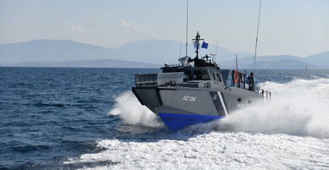 Ακυβέρνητο τουριστικό καταμαράν με 12 αλλοδαπούς επιβάτες βόρεια της Δήλου
