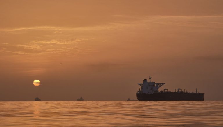 Τάση στο Στενό του Ορμούζ: Οι Φρουροί της Επανάστασης προειδοποιούν τα πλοία