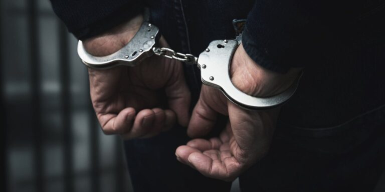 Σύλληψη 64χρονου στα Χανιά: Προσπάθησε να μπει στο Αστυνομικό Μέγαρο με σουγιάδες