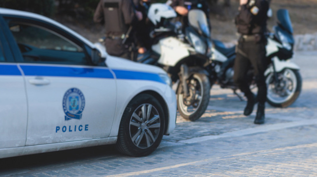 Δύο συλλήψεις μετά από καταδίωξη και σύγκρουση μοτοσικλέτας με σχολικό λεωφορείο στο Κερατσίνι