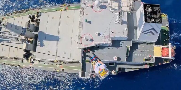 Αεροδιακομιδή ναυτικού από Super Puma της Πολεμικής Αεροπορίας
