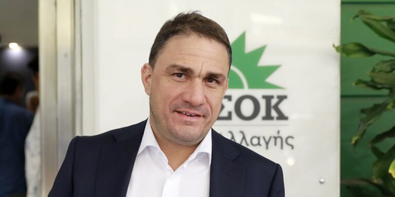 Η κυβέρνηση κατηγορείται για υποκρισία στην política της για τη νέα γενιά