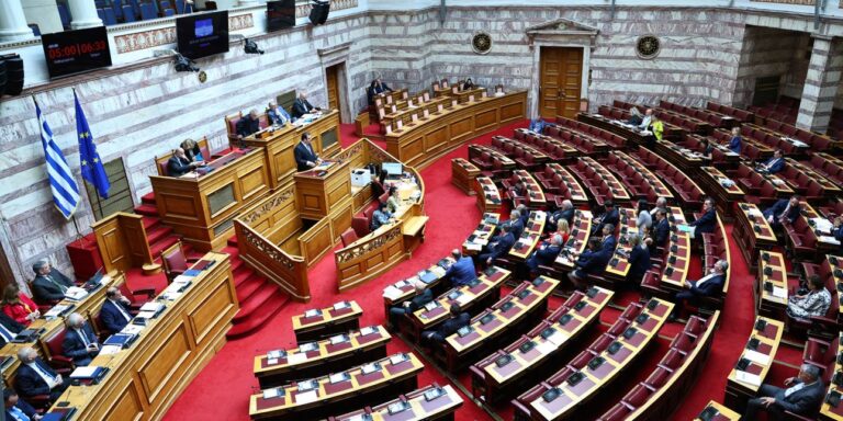 Η Επιτροπή Αναθεώρησης του Συντάγματος συστήνεται τον Ιούνιο
