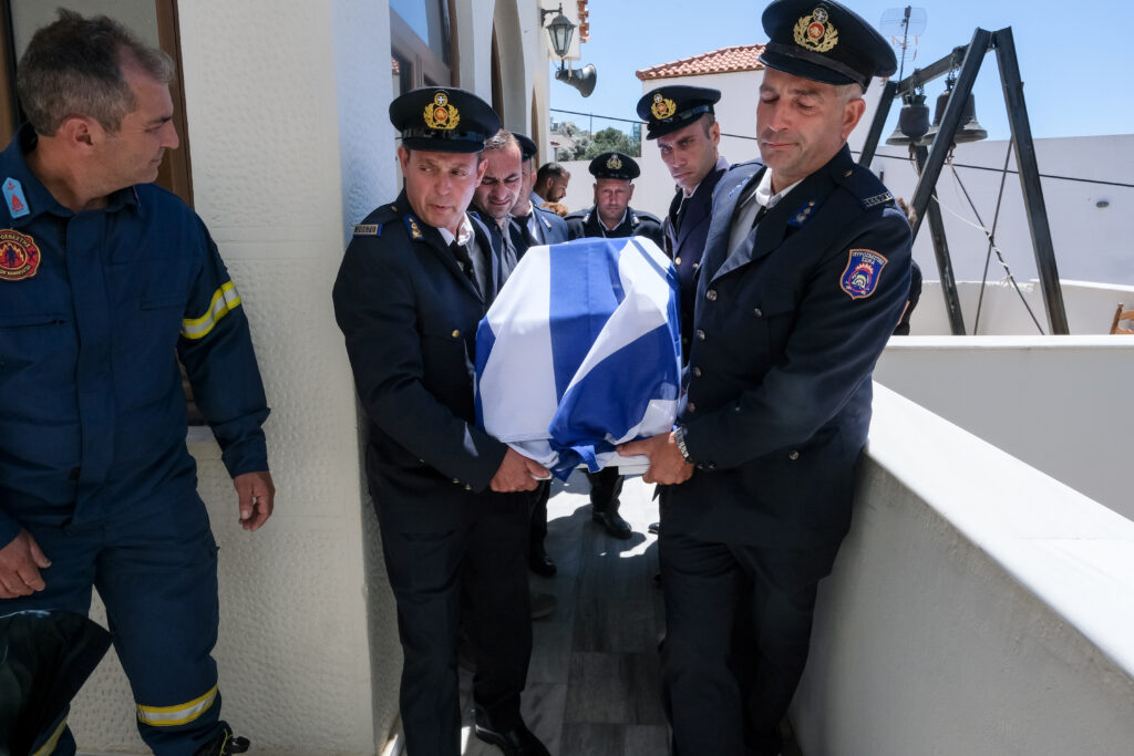 Ρέθυμνο: Η κηδεία του 25χρονου πυροσβέστη Παντελή Διαμαντάκη
