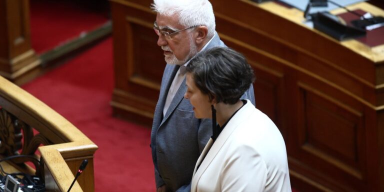 Νέοι βουλευτές του ΣΥΡΙΖΑ: Οι Θεοδώρα Ακριώτου και Ιωάννης Καριπίδης ορκίστηκαν στη Βουλή