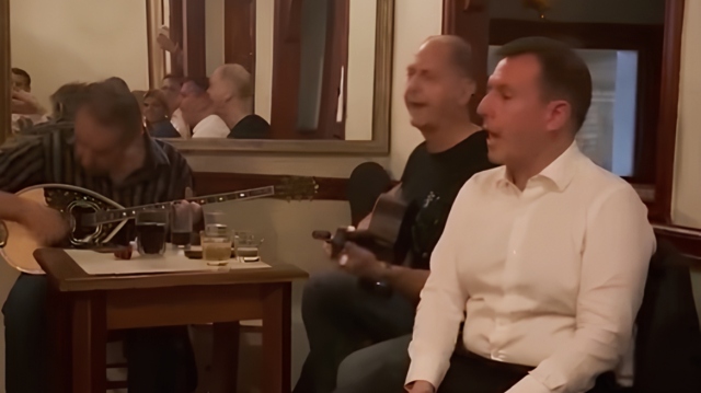 Ο Παναγιώτης Δουδωνής τραγούδησε σε ταβέρνα την «Παράξενη κοπέλα»