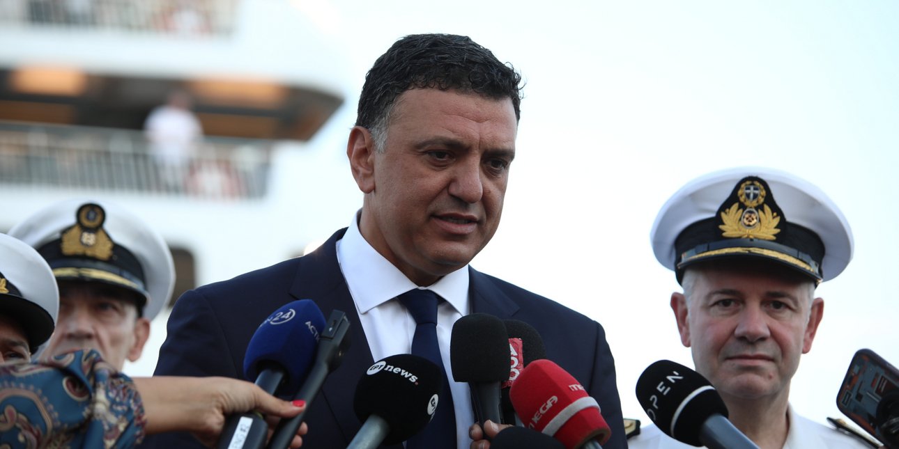 Ο υπουργός Ναυτιλίας Βασίλης Κικίλιας στο λιμάνι του Πειραιά: Η ασφάλεια είναι πάνω απ’ όλα