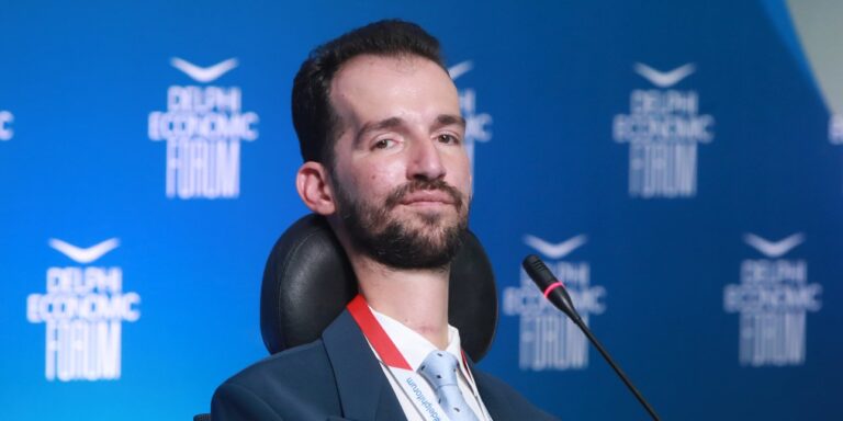 Στέλιος Κυμπουρόπουλος: Νοσοκομεία μετά από πτώση από το αμαξίδιό του