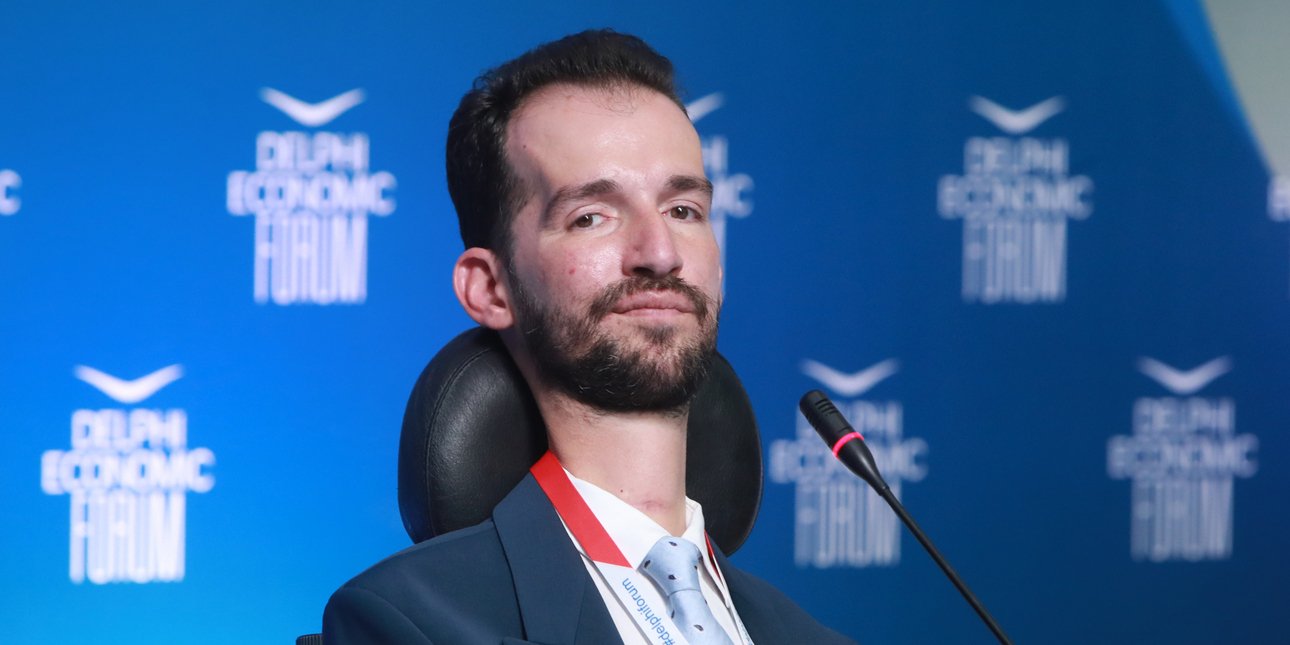 Στέλιος Κυμπουρόπουλος: Νοσοκομεία μετά από πτώση από το αμαξίδιό του