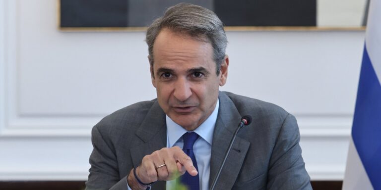 Ο Πρωθυπουργός Κυριάκος Μητσοτάκης στην τελετή υπογραφής της σύμβασης για τον τριπλό κόμβο Σκαραμαγκά