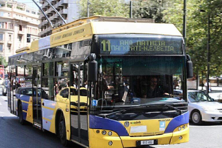 Τροχαίο στον Πειραιά: Δύο τραυματίες μετά από σύγκρουση λεωφορείου με δύο αυτοκίνητα