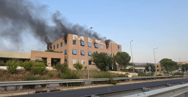 Φωτιά σε εγκαταλειμμένο κτίριο στο Ολυμπιακό Χωριό: Η κατάσταση υπό έλεγχο
