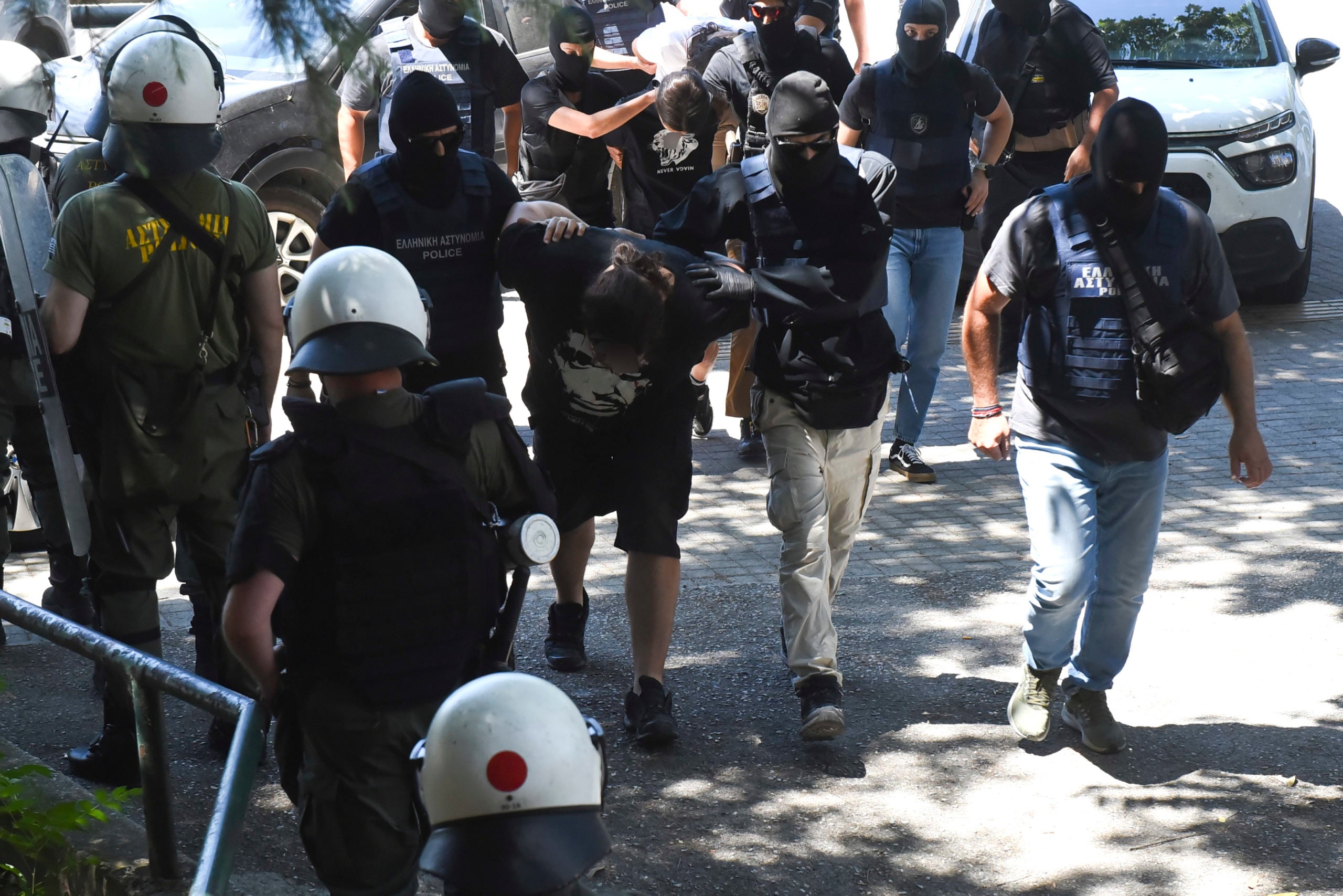 Δολοφονική επίθεση στο σπίτι της Αφροδίτης Νέστορα: Οι συλληφθέντες οδηγήθηκαν στα δικαστήρια