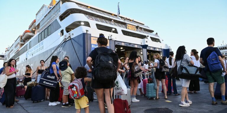 Αυξημένη η έξοδος των αδειούχων: Χιλιάδες ταξιδιώτες εγκαταλείπουν την Αθήνα
