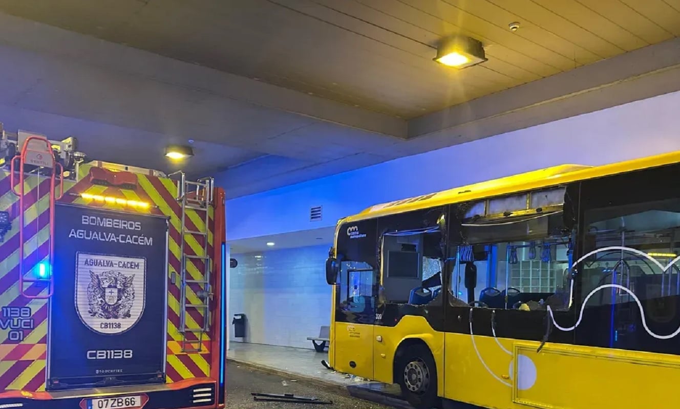 Τραγωδία στην Πορτογαλία: Λεωφορείο έπεσε σε στάση με δυσοίωνες συνέπειες