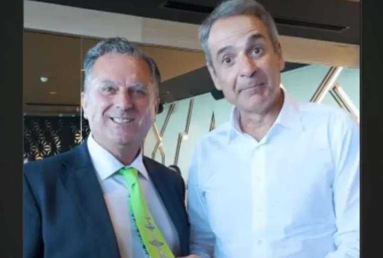 «Πώς το πράσινο γίνεται μπλε»: Η ατάκα του πρωθυπουργού με τη γραβάτα στη Δυτική Μακεδονία