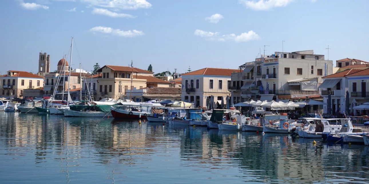 Σύγκρουση θαλαμηγού με ελλιμενισμένα σκάφη στο λιμάνι της Αίγινας