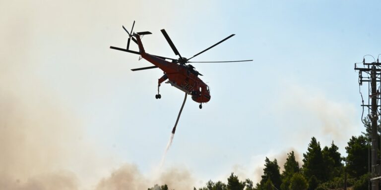 Φωτιά στον Λουτρόπυργο Αττικής: 5 εναέρια μέσα επιχειρούν την κατάσβεση