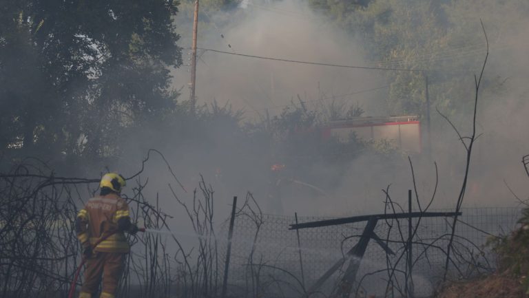 Φωτιά στο Μενίδι: Καίει κοντά στο στρατόπεδο Καποτά