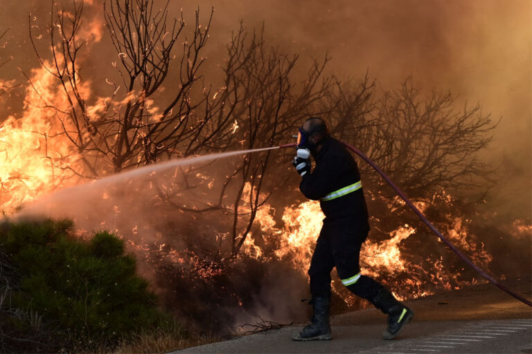 Φωτιά στην Κάλυμνο: Συναγερμός με μήνυμα 112