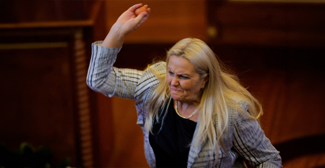 Χάος στη Βουλή του Κοσόβου: Βουλευτής της αντιπολίτευσης έριξε αυγά στον Πρωθυπουργό