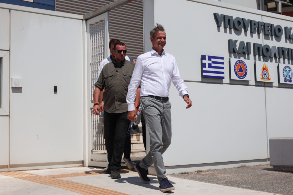 Κυριάκος Μητσοτάκης: Ενημέρωση για τις πυρκαγιές στο Συντονιστικό Κέντρο Επιχείρησης και Διαχείρισης Κρίσεων