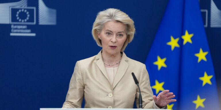 Φον ντερ Λάιεν: Χαιρετίζει τις αμερικανικές κυρώσεις κατά της Ρωσίας