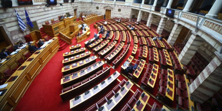 Νέο νομοσχέδιο για στέγασι και ενισχύσεις μετά από φυσικές καταστροφές: τι προβλέπει η Βουλή