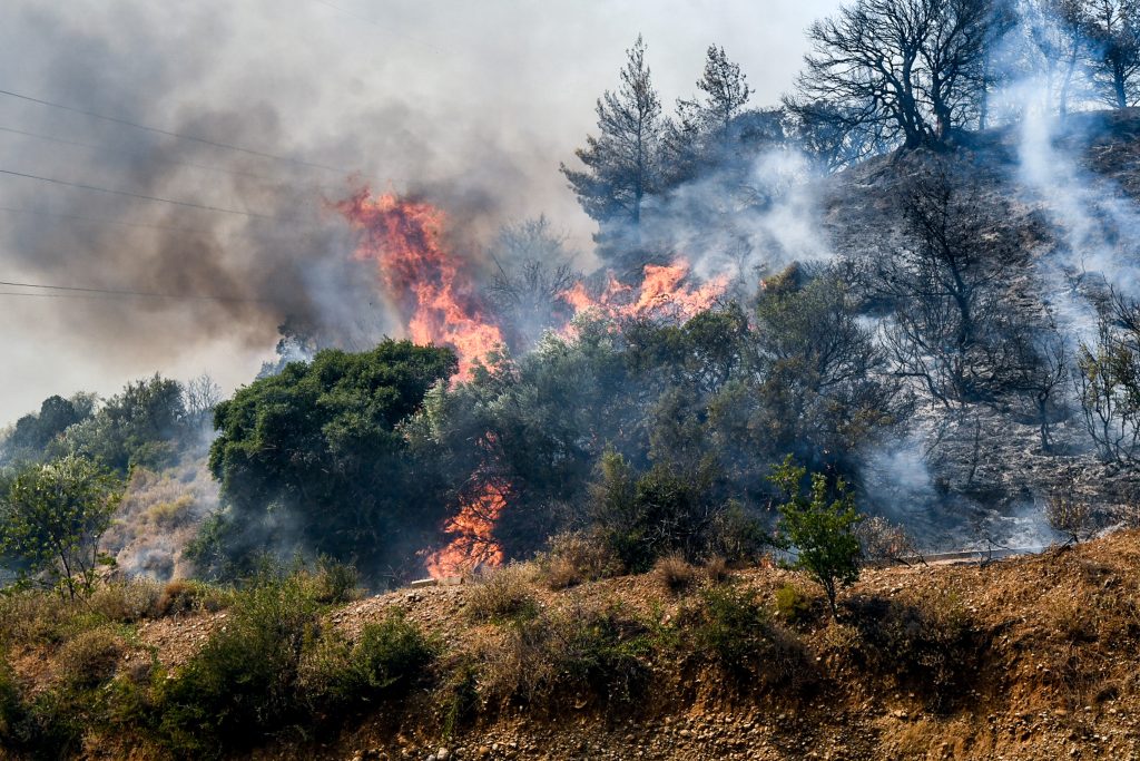 Πυρκαγιά σε χαμηλή βλάστηση στην Παιανία: 60 πυροσβέστες, ελικόπτερο και τοπική συνδρομή