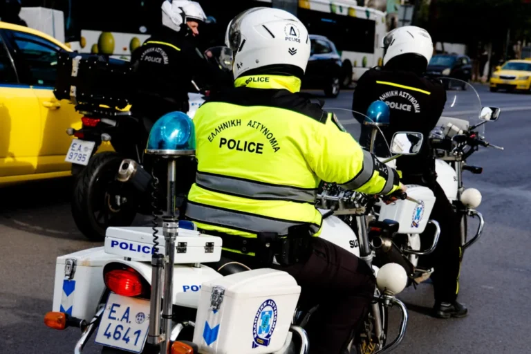 Τροχαίο στην Κηφισίας: Μοτοσικλέτα παρέσυρε πεζό, σοβαρά προβλήματα στην κίνηση