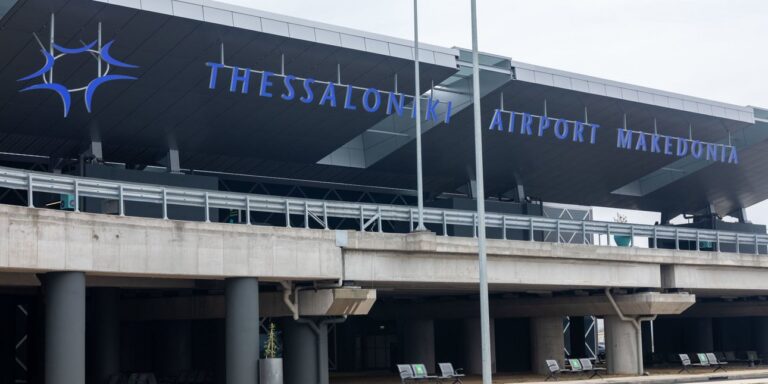Αναγκαστική προσγείωση στο αεροδρόμιο «Μακεδονία»: Δύο Βρετανοί επιβάτες προκάλεσαν αεροπορικό χάος