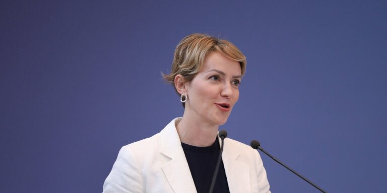 Σδούκου: Η κυβέρνηση δεν μιλάει για έλλειμμα, αλλά για το πώς θα μοιραστεί το πλεόνασμα του προϋπολογισμού 2027