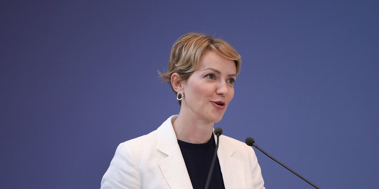 Σδούκου: Η κυβέρνηση δεν μιλάει για έλλειμμα, αλλά για το πώς θα μοιραστεί το πλεόνασμα του προϋπολογισμού 2027