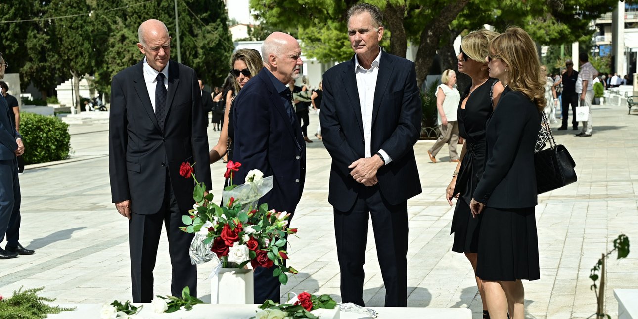 Τα παιδιά του Ανδρέα Παπανδρέου τιμούν τη μνήμη του πατέρα τους μετά την κηδεία της Μαργαρίτας